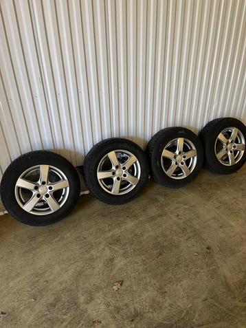 Winterbanden met velgen 195/65 R15 beschikbaar voor biedingen
