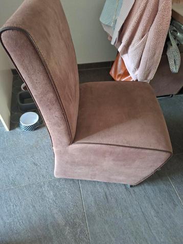 Gratis 4 eetkamerstoelen  beschikbaar voor biedingen