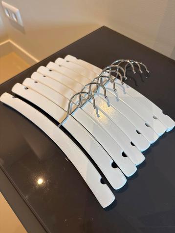 Houten Kledinghangers - Set van 8 beschikbaar voor biedingen