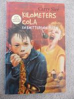 Carry Slee - Kilometers cola en knetterende ruzie - boek, Ophalen of Verzenden, Gelezen