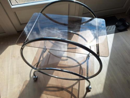 Mooie vintage trolley van metaal en glas, Huis en Inrichting, Tafels | Bijzettafels, Zo goed als nieuw, Overige vormen, 45 tot 60 cm