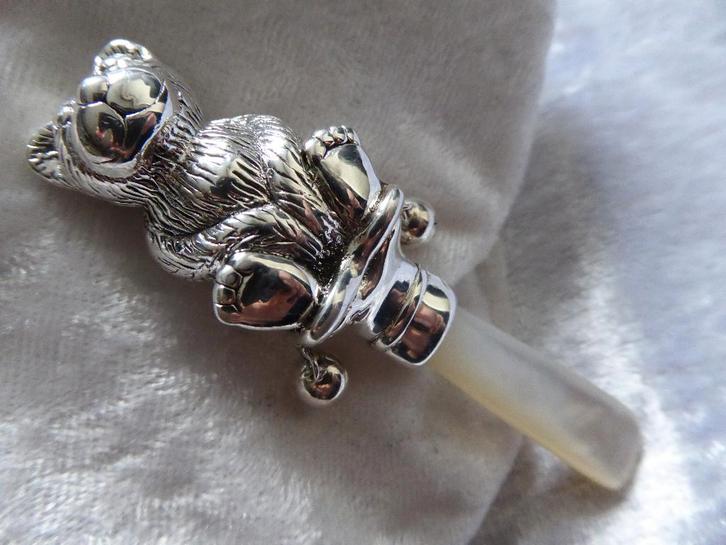 Mooie Driedimensionale Zilveren Rammelaar - Zittend Beertje, Antiek en Kunst, Antiek | Goud en Zilver, Zilver, Ophalen of Verzenden