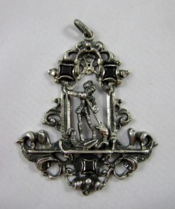 Sint Michael - Grote zilver hanger met granaten (7421-827) beschikbaar voor biedingen