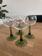 Vier lage/kleine wijnglazen met groene voet, Huis en Inrichting, Keuken | Servies, Glas, Overige stijlen, Glas of Glazen, Gebruikt