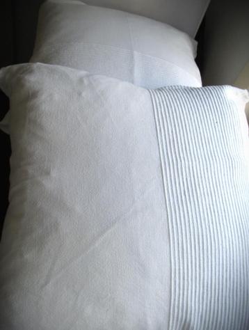 Kussens~Ivoor wit hoes en verenvulling~Nette staat~gewas beschikbaar voor biedingen