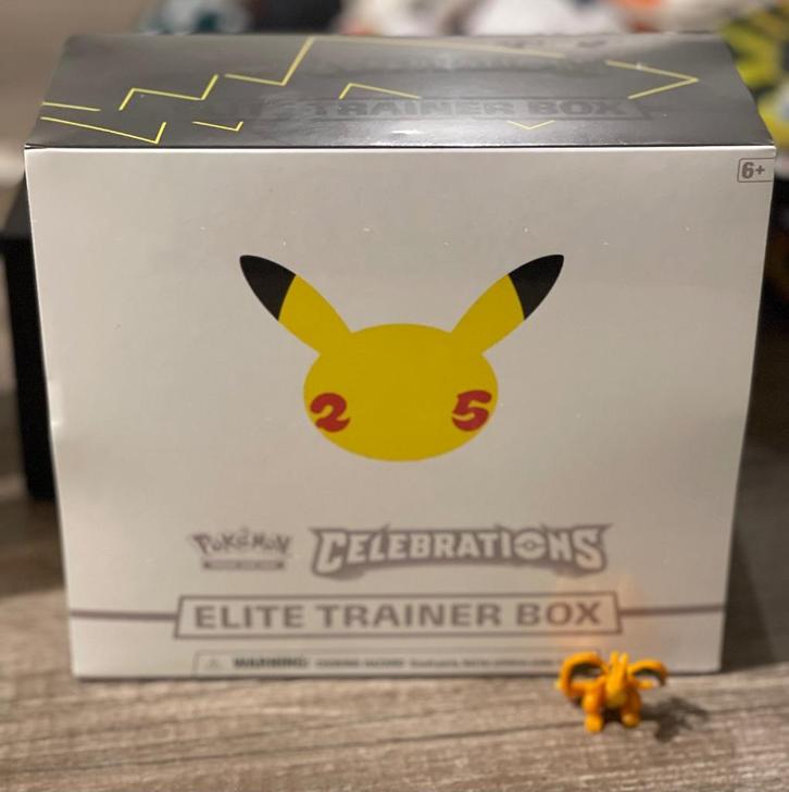 Celebrations Elite trainer box SEALED, Hobby en Vrije tijd, Verzamelkaartspellen | Pokémon, Nieuw, Boosterbox, Foil, Ophalen of Verzenden