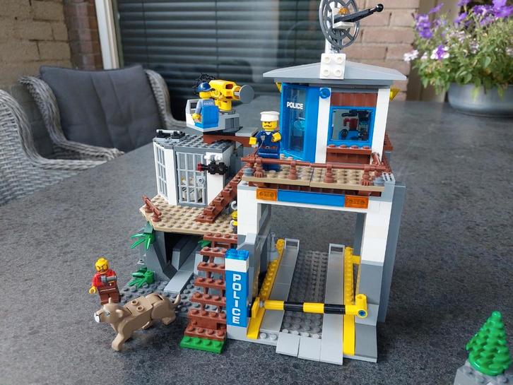 Lego city Bergpolitie Politie hoofdkwartier, Kinderen en Baby's, Speelgoed | Duplo en Lego, Zo goed als nieuw, Ophalen of Verzenden