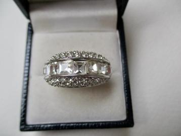 Zilverkleur ring 17.7 mm. flink model + 8 vierkante stenen beschikbaar voor biedingen