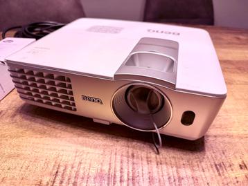 BenQ W1070 Full HD 3D beamer ZGAN incl brillen en ophanging beschikbaar voor biedingen