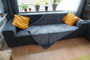 Old dark grey sofa | Oude donkergrijze bank
