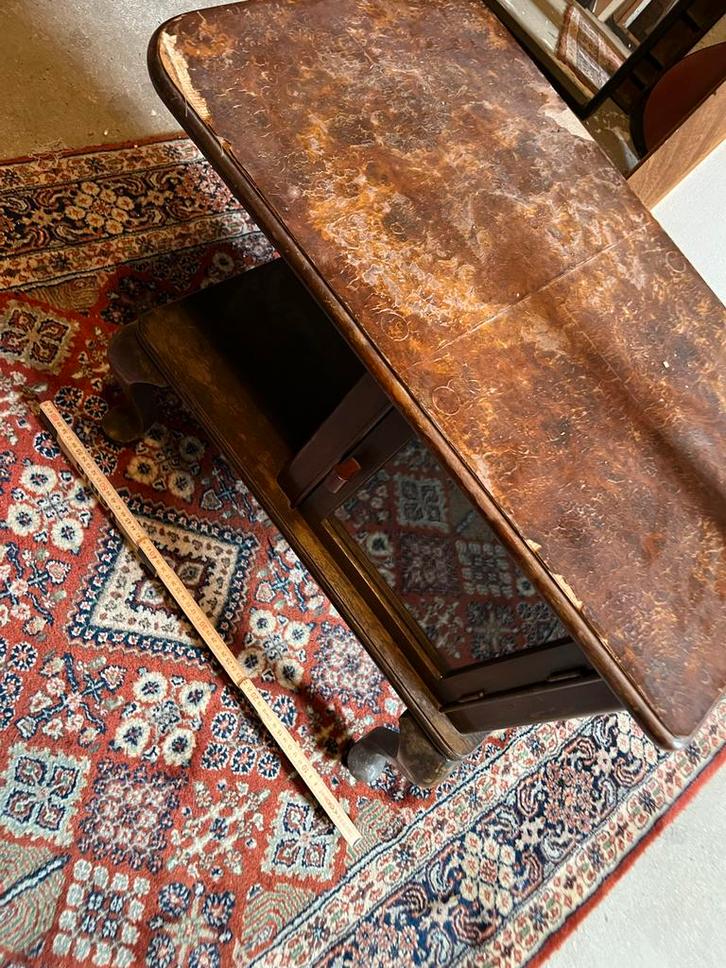 Antieke bijzettafel met glazen deur, Antiek en Kunst, Antiek | Meubels | Tafels, Ophalen