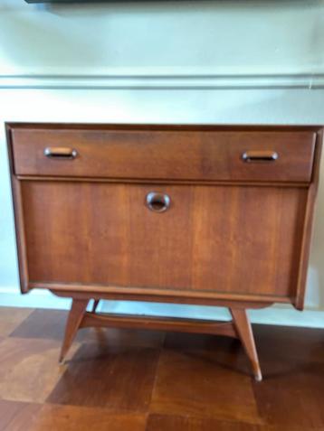 Vintage kastje Louis van Teeffelen jaren 60 beschikbaar voor biedingen