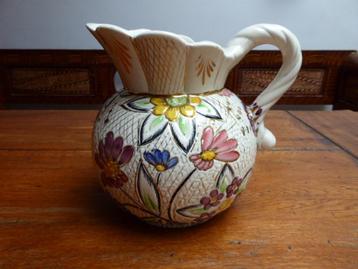 Keramiek kan met fleurige bloemen beschikbaar voor biedingen