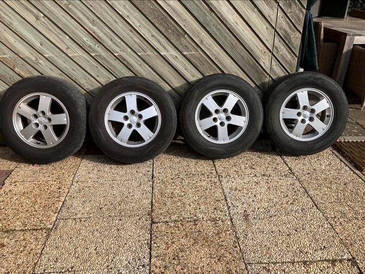Mitsubishi alu 16” velgen en Vredestein winterbanden, Auto-onderdelen, Banden en Velgen, Banden en Velgen, Winterbanden, 16 inch