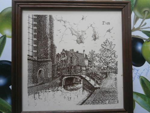 Delft Leuk ingelijst tegeltje Vrouwegracht met bruggetje, Antiek en Kunst, Antiek | Wandborden en Tegels, Ophalen