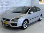 Ford Focus 1.6-16V Automaat / INVALIDE AANGEPAST! (2005), Auto's, 1596 cc, Zwart, Origineel Nederlands, Bedrijf