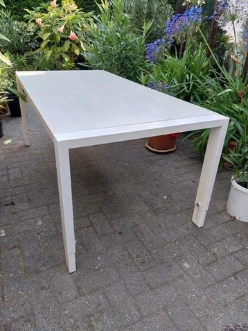 Mooie tafels  beschikbaar voor biedingen