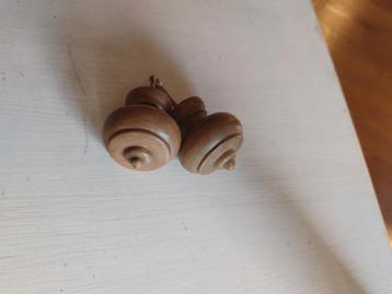 2 kastknoppen massief hout beschikbaar voor biedingen