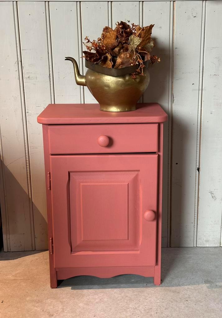 Brocante nachtkastje  -  kastje -rooibos kleur  -, Huis en Inrichting, Slaapkamer | Nachtkastjes, Zo goed als nieuw, 70 cm of meer