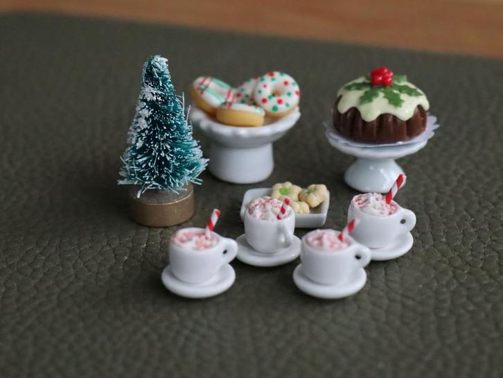 Alvast een kerst koffie momentje met veel kerstgebak., Verzamelen, Poppenhuizen en Toebehoren, Nieuw, Gebruiksvoorwerp, Ophalen of Verzenden
