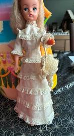 Vintage Barbie Sindy Royal Occasion jurk en parasol, Ophalen of Verzenden, Gebruikt, Kleertjes