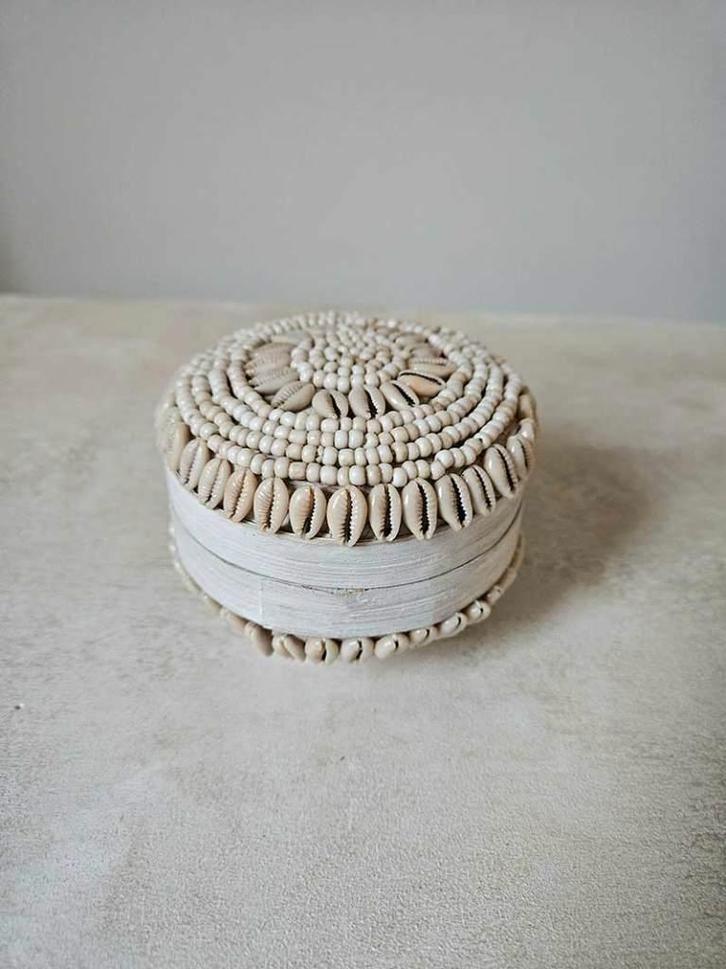 Bamboe doosje schelpen wit 1 uit Bali, Huis en Inrichting, Woonaccessoires | Schalen en Manden, Nieuw, Mand, Rond, Hout, Ophalen of Verzenden