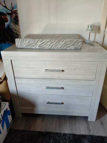 Commode, ledikant+ matras, aankleedkussen beschikbaar voor biedingen