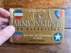 WO2 Amerikaans Insignia emblemen medaille naslagwerk 1943, Verzamelen, Militaria | Tweede Wereldoorlog, Amerika, Verzenden, Embleem of Badge