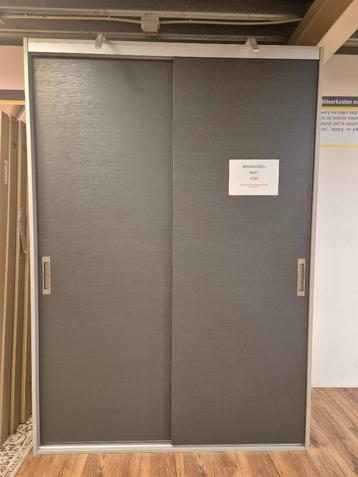 Kleding Kast beschikbaar voor biedingen