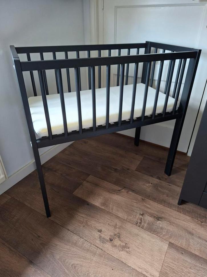 Zwart wiegje met airflow matras - Nieuw!, Kinderen en Baby's, Babywiegjes en Ledikanten, Nieuw, Wieg, Ophalen