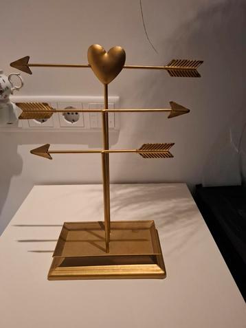 Gouden sieradenrekje met pijlen en hart beschikbaar voor biedingen