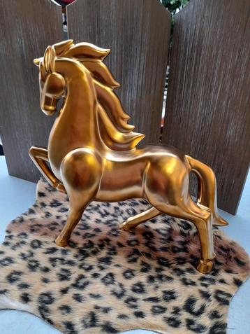 Mooi beeld paard beschikbaar voor biedingen