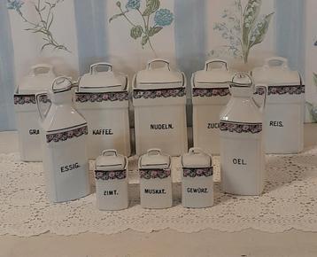 Antieke voorraadpotten kruiden potten beschikbaar voor biedingen