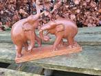 2 levensechte handgemaakte houten olifanten tegenover elkaar, Antiek en Kunst, Ophalen of Verzenden