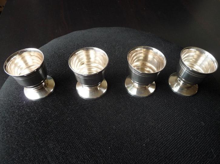 4 EPNS Verzilverde (?) Engelse eierdopjes, shotcups (?), Antiek en Kunst, Antiek | Servies los, Ophalen
