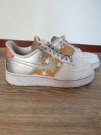 Nike AF1 Metalic gold stars zgn, Kleding | Dames, Schoenen, Nike, Ophalen of Verzenden, Sneakers of Gympen, Zo goed als nieuw
