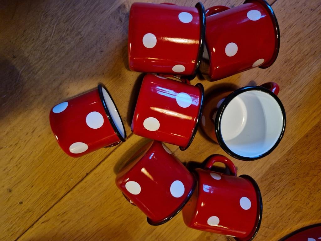 ROOD MET WITTE STIPPEN POLKADOT EMAILLE BEKERS, Ophalen of Verzenden