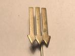 Metalen Speld met DRIE PIJLEN Ondersteboven (Metaalkleur)., Verzenden, Zo goed als nieuw, Overige onderwerpen, Speldje of Pin