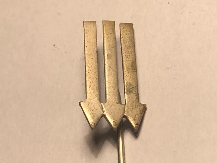 Metalen Speld met DRIE PIJLEN Ondersteboven (Metaalkleur)., Verzamelen, Speldjes, Pins en Buttons, Zo goed als nieuw, Speldje of Pin