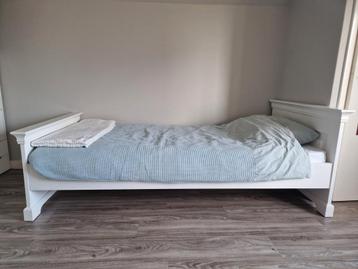 Bed + matras  beschikbaar voor biedingen