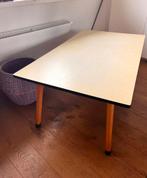 Vintage kleuterschool knutseltafel met 5 stoeltjes, Kinderen en Baby's, Kinderkamer | Tafels en Stoelen, Ophalen, Gebruikt, Tafel(s) en Stoel(en)