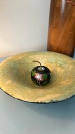 Vintage studio pottery schaaltje met cloisonné appeltje, Ophalen of Verzenden, Gebruikt, Rond, Porselein of Keramiek