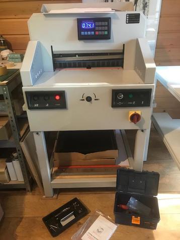 Electische papiersnijmachine beschikbaar voor biedingen