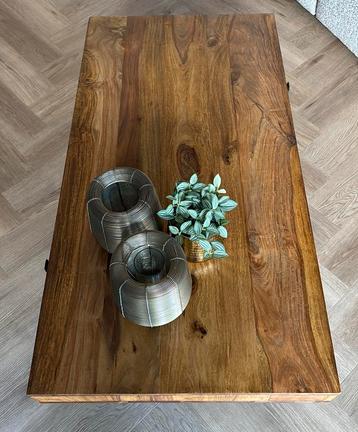 Houten salontafel beschikbaar voor biedingen