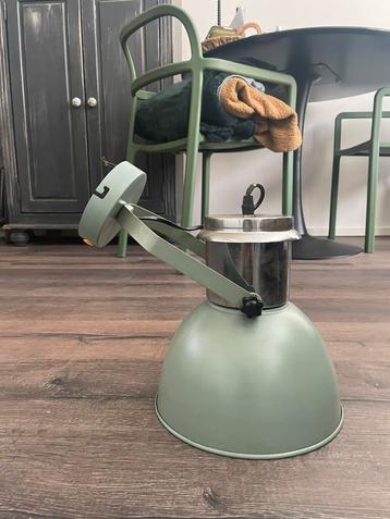 Industriële plafond lamp (oud groen). beschikbaar voor biedingen