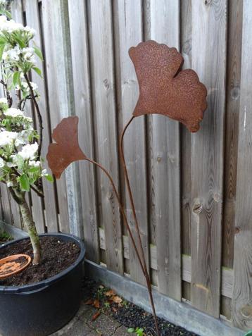tuinsteker met roestige ginkgo bladeren beschikbaar voor biedingen