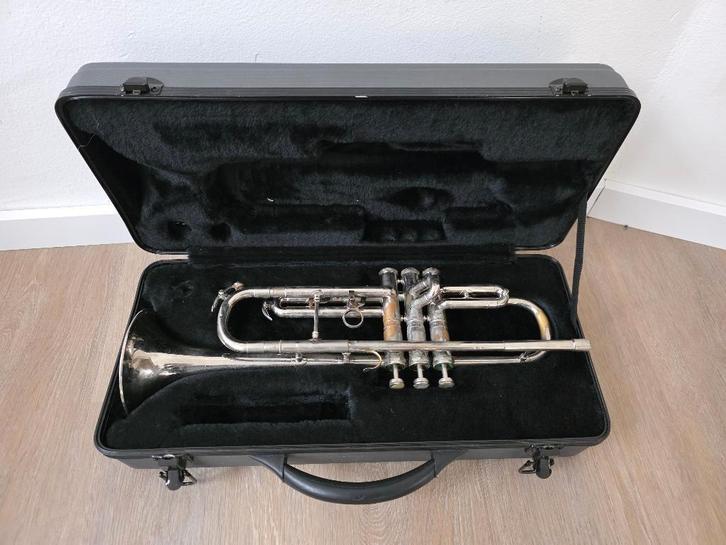 Trompet Le Triomphe van Persy, Muziek en Instrumenten, Blaasinstrumenten | Overige, Gebruikt, Koperblazer, Met koffer of draagtas