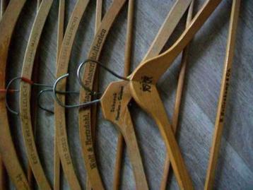 Kleerhangers met firmanaam Eygelshoven, Heerlen, Valkenburg beschikbaar voor biedingen