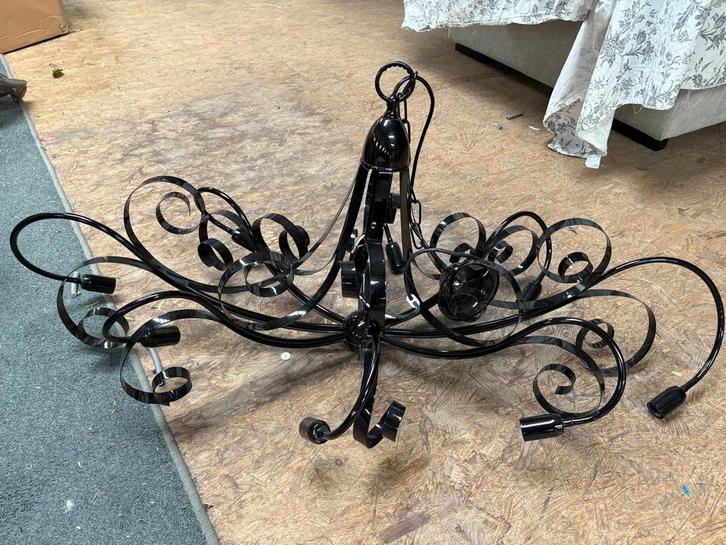 Zwarte Hanglamp met Sierlijke Krullen, Huis en Inrichting, Lampen | Kroonluchters, Gebruikt, Metaal, Ophalen of Verzenden