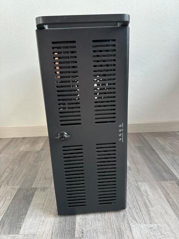Computer kast met slot, blueray speler en voeding beschikbaar voor biedingen